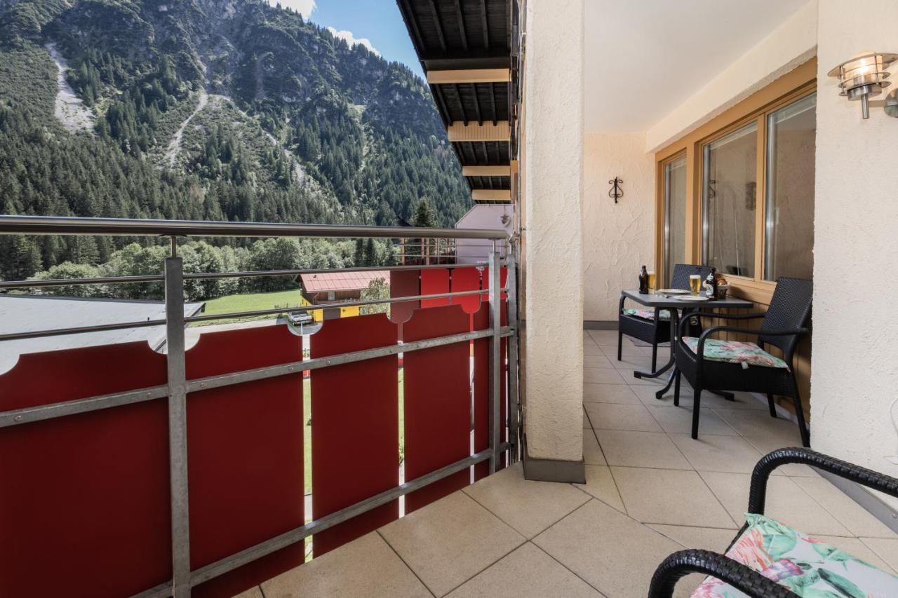 Spacious Corner Apartment In Aparthotel Kleinwalsertal Mittelberg Luaran gambar